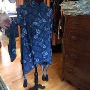 Funky blue tunic, longer sides: very flattering.